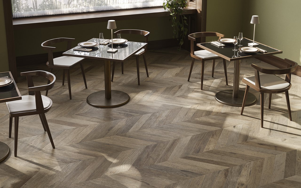 Yorkwood Brown 9,4x49 Chevron - Gres Porcellanato di Ceramica Sant'Agostino - Prezzo solo €32.50! Compra ora su CEGO CERAMICHE