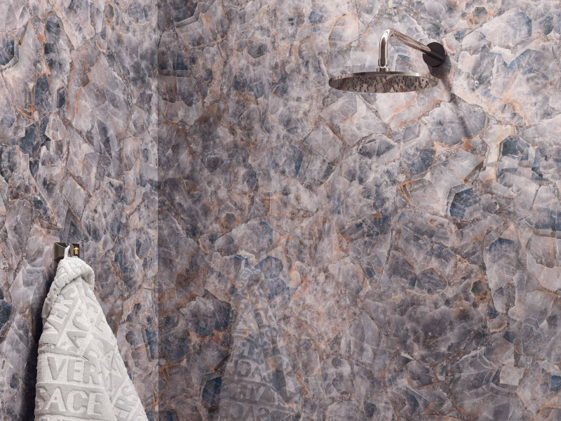 Foto ambientata ufficiale - curvy cannete soffione - finitura fotografata non specificata dal produttore