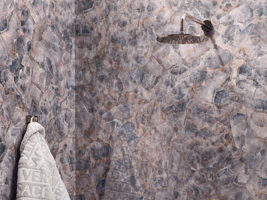 Foto ambientata ufficiale - curvy cannete soffione - finitura fotografata non specificata dal produttore