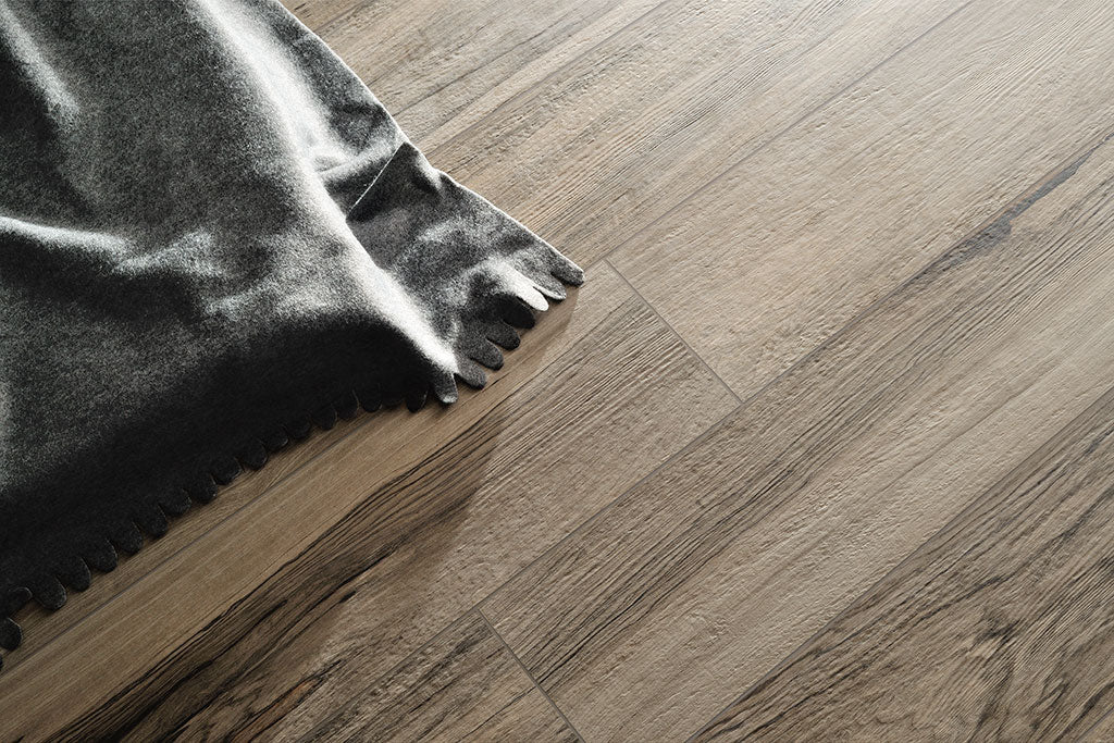 Fraké Legno Fraké Tortora 20x120 - Gres Porcellanato di Fioranese - Prezzo solo €39.50! Compra ora su CEGO CERAMICHE