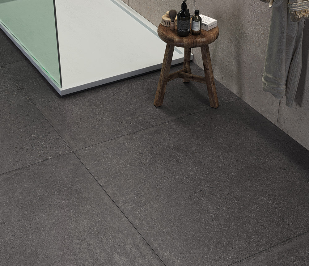 Konkrete Nero 100x100 Grip OUTFIT2.0 - Gres Porcellanato di Castelvetro - Prezzo solo €49.96! Compra ora su CEGO CERAMICHE