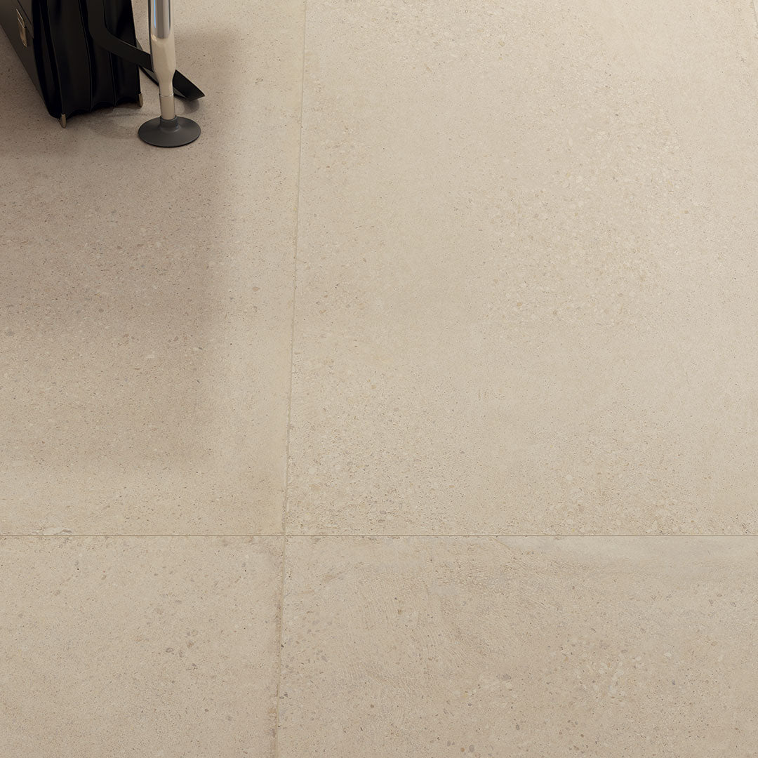 Konkrete Beige 100x100 Grip OUTFIT2.0 - Gres Porcellanato di Castelvetro - Prezzo solo €49.96! Compra ora su CEGO CERAMICHE