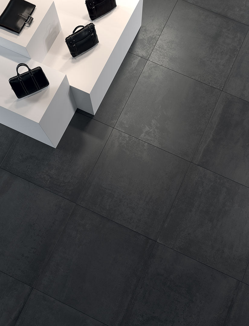 Materika Nero 100x100 Grip OUTFIT2.0 - Gres Porcellanato di Castelvetro - Prezzo solo €49.96! Compra ora su CEGO CERAMICHE