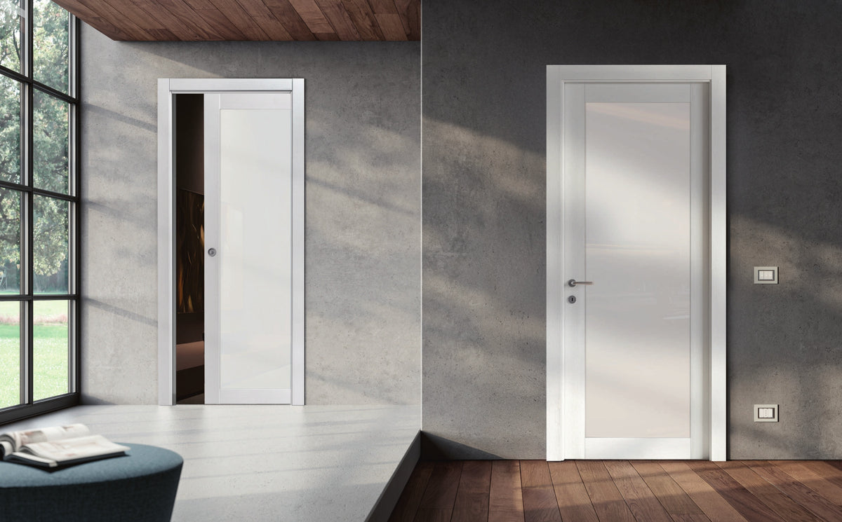 Porta interna Portalacasa Matrix Bianco Vetro nell’ambientazione del catalogo